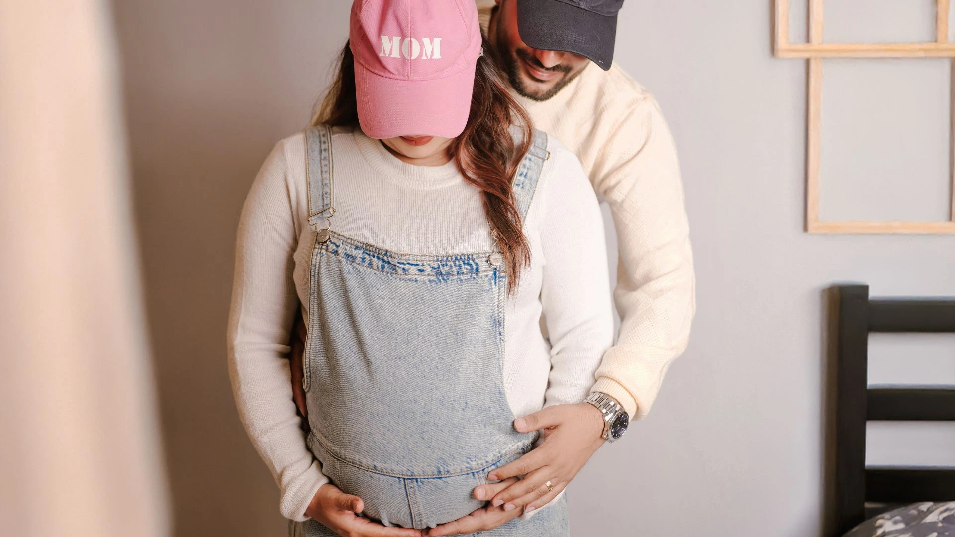 couple maternity images with mom cap in lifestyle home captured by Indo Frames